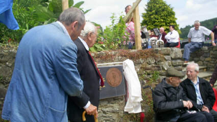 Jack Jones unveiling the plaque